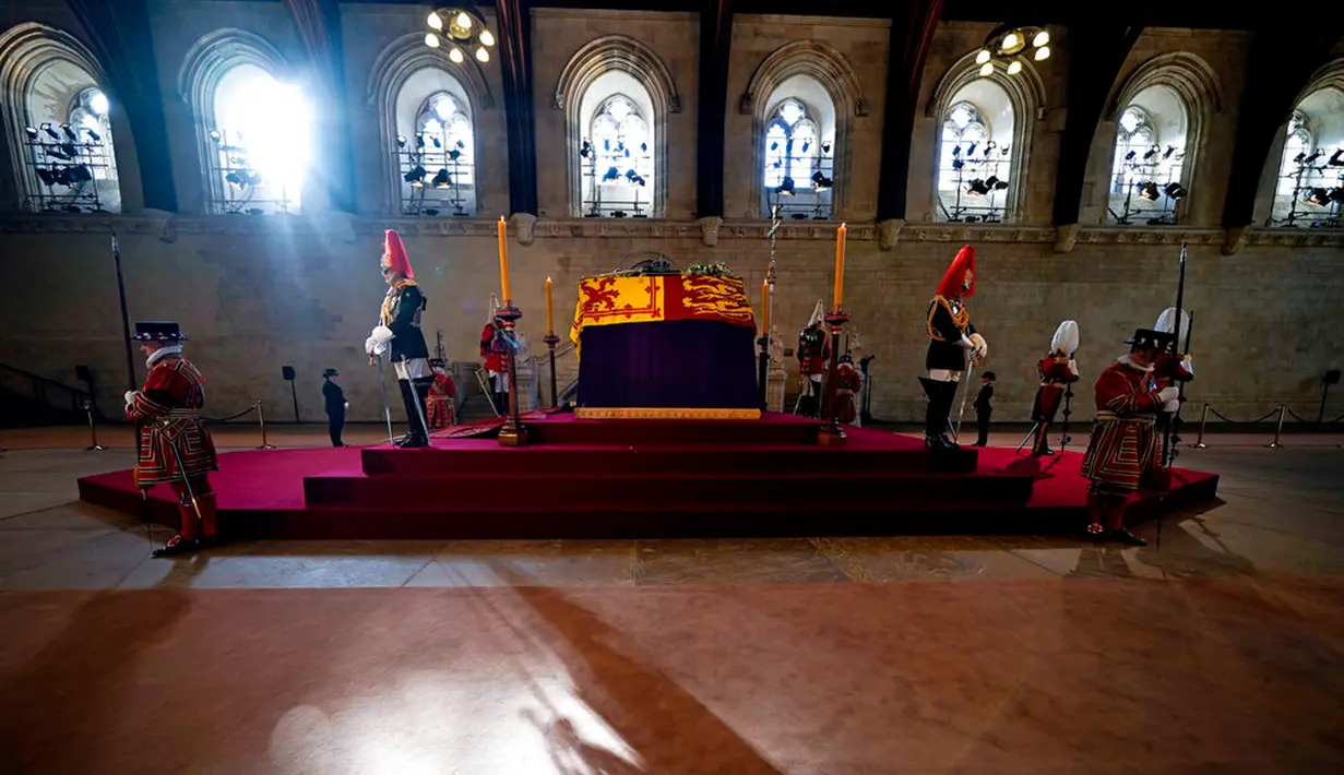 Peti jenazah Ratu Elizabeth II disemayamkan di Westminster Hall, London, Inggris, 14 September 2022. Pemindahan peti jenazah Ratu Elizabeth II dari Istana Buckingham ke Westminster Hall turut dihadiri anggota kerajaan. (Christopher Furlong/Pool Photo via AP)