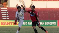 Pemain Persinga Ngawi, Afif Rosidi (merah) berebut bola dengan pemain PPSM Magelang dalam lanjutan pertandingan Grup C Piala Kemerdekaan, Selasa (25/8/2015). (Bola.com/Vincensius Sawarno)