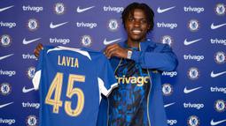 Gagal mendatangkan Jude Bellingham, Liverpool mencari alternatif pada sosok gelandang Southampton, Romeo Lavia. Namun di tengah negosiasi harga yang belum mencapai kesepakatan, Chelsea datang dengan tawaran yang lebih tinggi. Romeo Lavia pun diangkut Chelsea ke Stamford Bridge dengan nilai transfer mencapai 62,1 juta euro atau setara Rp1 triliun. (chelseafc.com)