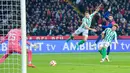 Pemain Barcelona, Ferran Torres, mencetak gol ke gawang Real Betis pada laga babak 16 besar Copa del Rey 2024/2025 yang dihelat di Estadi Olimpic Lluis Companys, Kamis (16/1/2025) dini hari WIB. (AFP/Manaure Quintero)