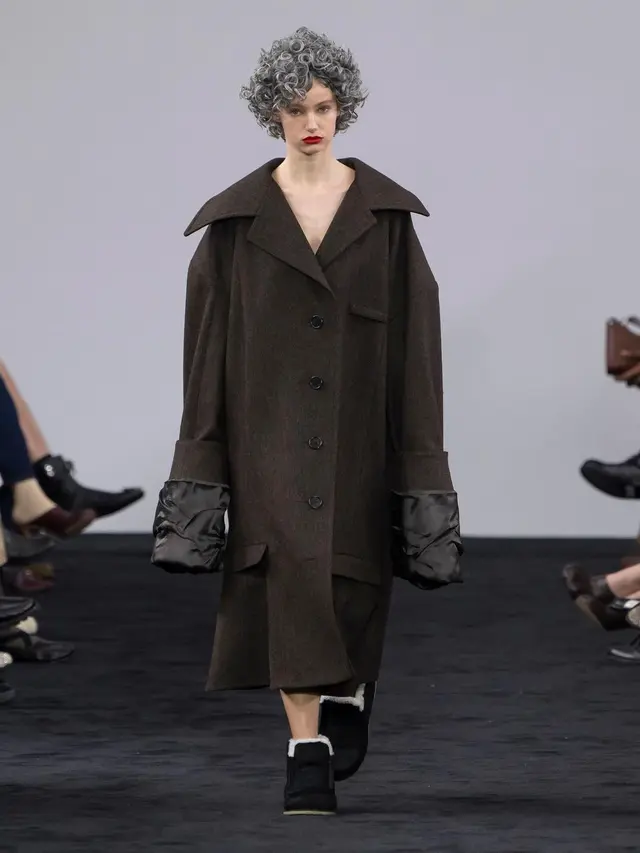 Rambut Uban dan Lipstik Merah Menyala ala Ibu Rumah Tangga Era 1950an Mewarnai London Fashion Week 2024