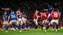 Pemain Manchester United, Harry Maguire mencetak gol melalui sundulan ke gawang Ipswich Town dalam laga lanjutan Liga Inggris 2024/2025 di Old Trafford, Manchester, Inggris, Kamis (27/02/2025). (AFP/Oli Scarff)