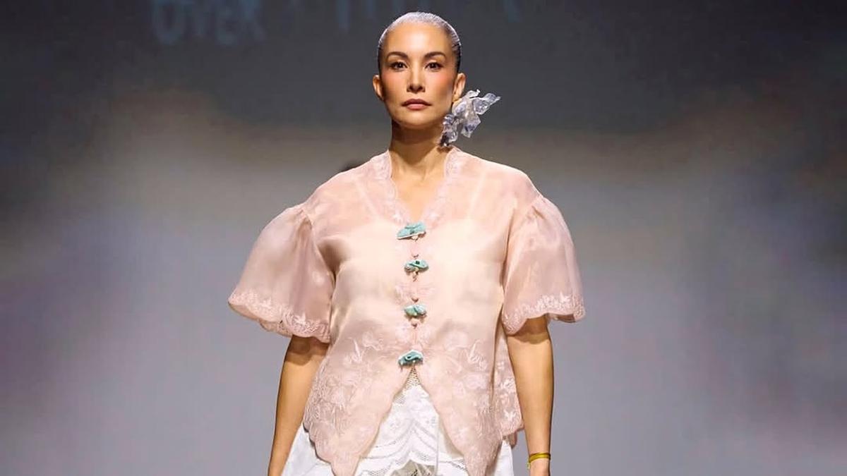 4 Potret Comeback Elegan Nadya Hutagalung di Dubai Fashion Week, Tampil Memukau dengan Koleksi Brand Lokal