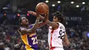 Pemain Los Angeles Lakers, Lou Williams #23 mencoba melakukan tembakan saat dihadang pemain Toronto Raptors pada laga NBA di Air Canada Centre, (2/12/2016). Raptors Menang 113-80. (Reuters/Tom Szczerbowski-USA TODAY Sports)