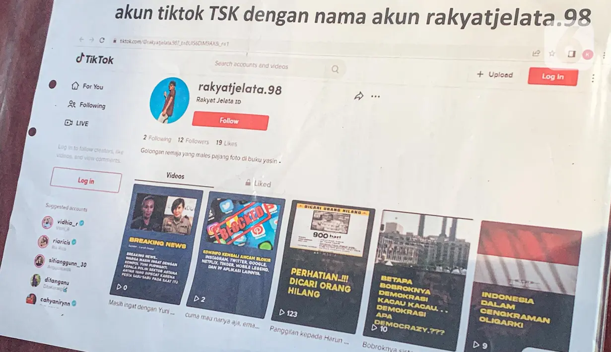 Barang bukti dalam rilis kasus penyebaran berita bohong atau hoaks di halaman Gedung Polda Metro Jaya, Jakarta, Kamis (28/7/2022). Dalam rilis tersebut dihadirkan satu tersangka penyebar hoaks dengan barang bukti tangkapan layar berupa ujaran kebencian dan hoaks media elektronik yang disebar melalui media sosial. (Liputan6.com/Faizal Fanani)
