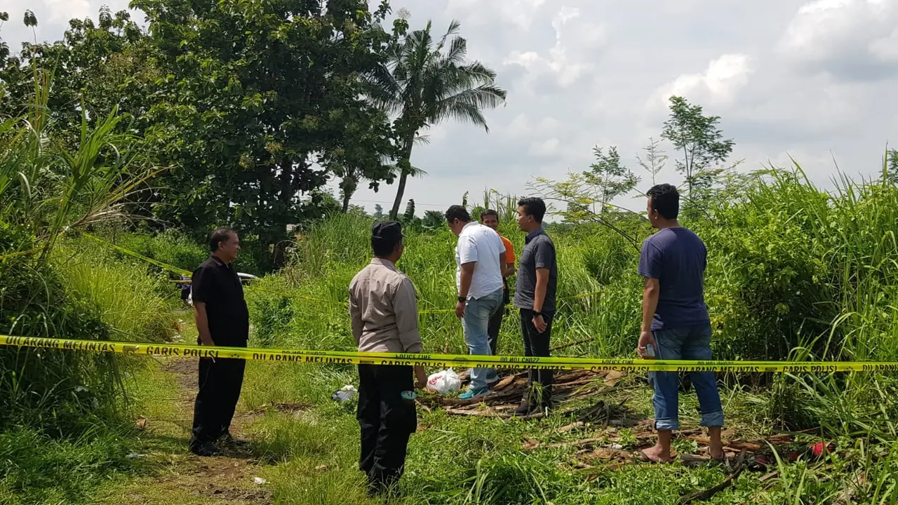 Polisi olah TKP temuan jasad pemuda di dekat makam Desa Randudongkal, Pemalang. (Foto: Liputan6.com/Polres Pemalang)