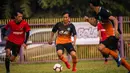 Pemain Andy Sport menggiring bola saat melawan AMW Tangerang pada laga final Ayo Tangerang di Stadion Mini Ciasuk, Tangerang, Sabtu (13/7). Andy Sport menang 3-1 atas AMW. (Ayo Tangerang)