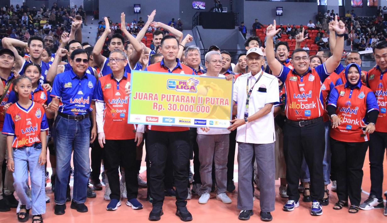 <p>Tokoh pembina Jakarta LavAni Allobank Electric, Agus Harimurti Yudhoyono (tengah) saat menerima papan simbolis uang senilai Rp30 juta sebagai juara putaran kedua PLN Mobile Proliga 2024 usai mengalahkan Jakarta Garuda Jaya pada laga seri keempat putaran kedua di GOR Terpadu A. Yani, Pontianak, Sabtu (22/6/2024). Jakarta LavAni Allobank Electric menang 3-0 (25-20, 25-11, 25-20). (Dok. PBVSI)</p>