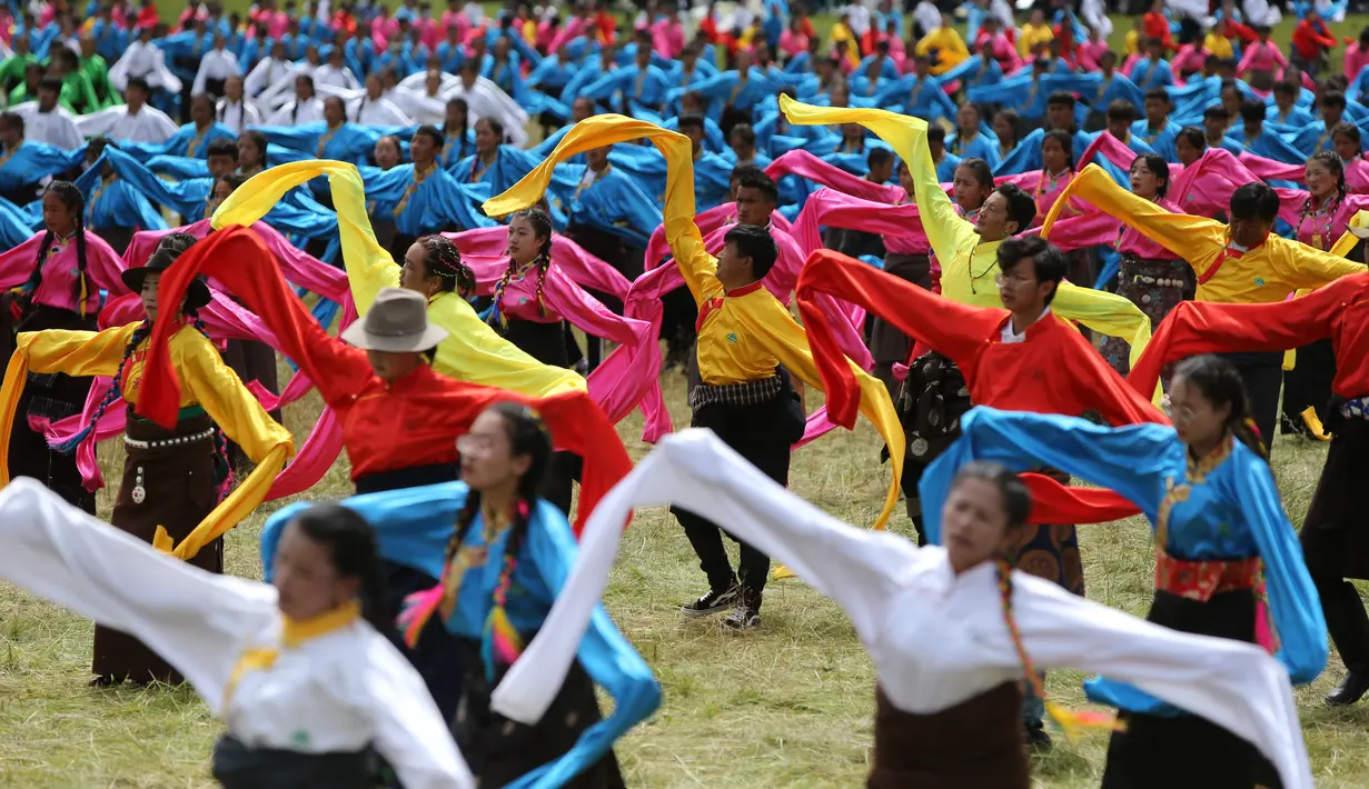 Para penari lokal menampilkan tarian tradisional Tibet dalam upacara pembukaan Pertunjukan Tari Guozhuang Luqu di Luqu, Prefektur Otonom Etnis Tibet Gannan, Provinsi Gansu, China, 12 Agustus 2020. Lebih dari 3.000 penari ikut serta dalam pertunjukan tersebut. (Xinhua/Geng Xinning)