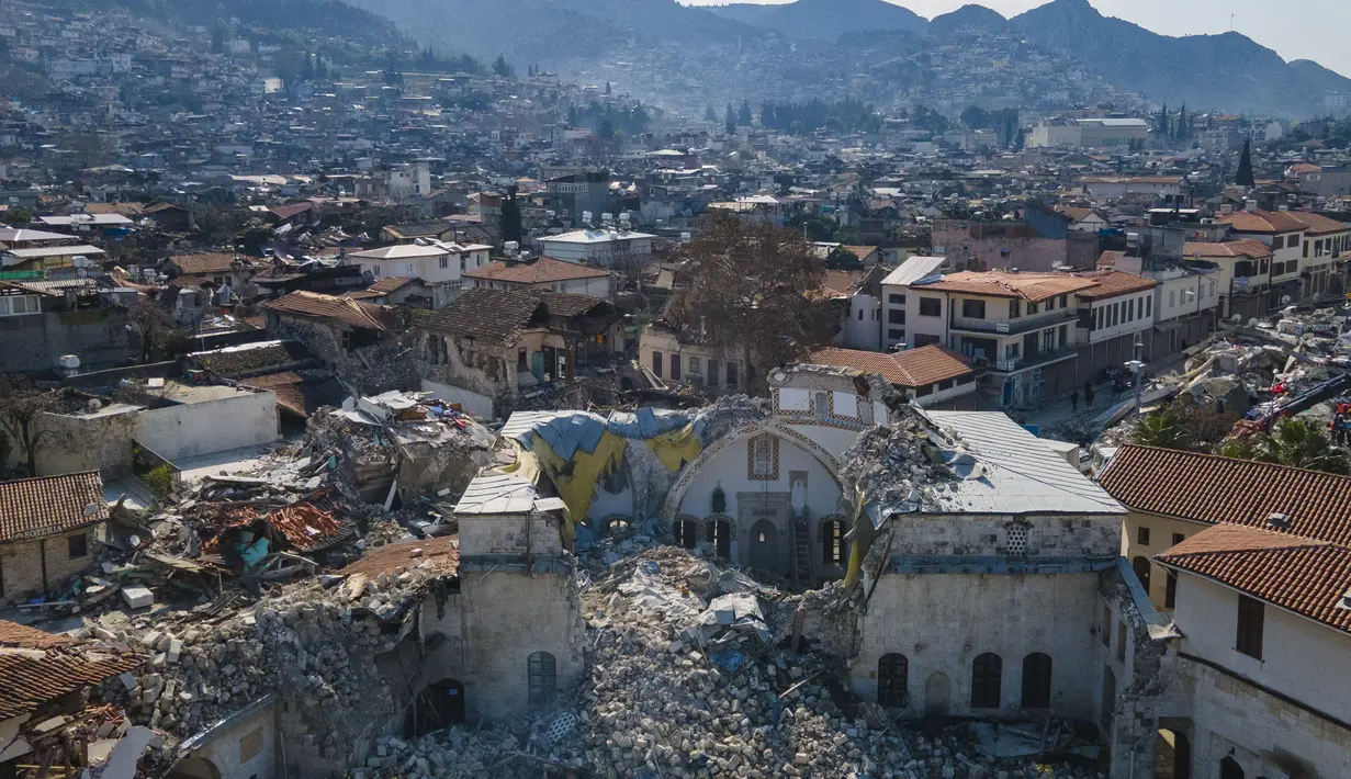 Sebuah foto udara yang diambil pada 11 Februari 2023 menunjukkan masjid Habib-i Neccar yang hancur di kota bersejarah Antakya, Turki.  Gempa dahsyat yang melanda Turki dan Suriah awal pekan ini telah menghancurkan situs bersejarah dan arkeologi. (Photo by Yasin AKGUL / AFP)