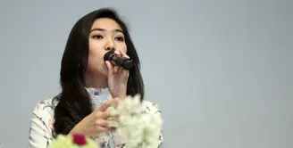 Sejak tahun 2014, Isyana Sarasvati mulai memulai kariernya di industri musik tanah air lewat singlenya yang berjudul Keep Being You. Dan sekarang ini, ia semakin berhasil mencapai puncak kesuksesannya. (Nurwahyunan/Bintang.com)