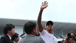 Pembalap Mercedes Lewis Hamilton menyapa penggemarnya saat jumpa pers jelang Grand Prix F1 di Sirkuit Suzuka, Jepang (5/10). Bagi Hamilton, Suzuka adalah sirkuit yang lebih ringan dibandingkan dengan Sepang. (AP Photo/Eugene Hoshiko)