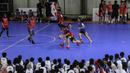 Sejumlah anak mengikuti pelatihan basket oleh Jr NBA di Cilandak Sports Center, Jakarta, Sabtu (24/3/2018). Jr NBA program pembinaan global memperkenalkan basket kepada anak-anak. (Bola.com/Asprilla Dwi Adha)