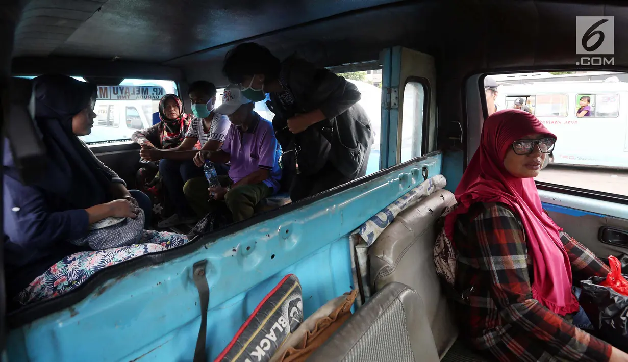 Penumpang berada di dalam angkot di Terminal Kampung Melayu, Jakarta, Rabu (10/1). Ketua Organda DKI Jakarta Shafruhan Sinungan akan menertibkan dan meremajakan angkot yang lebih dari 10 tahun ke atas Februari 2018 mendatang. (Liputan6.com/Johan Tallo)
