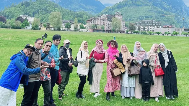 6 Potret Kedekatan Oki Setiana Dewi dan Ibunda Selama di Swiss, Penuh Kehangatan