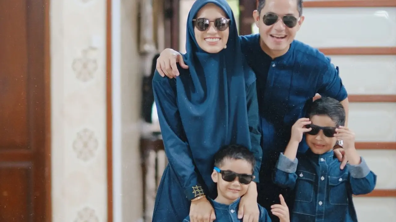 Keluarga Dude Harlino - Alyssa Soebandono. (Instagram/ ichasoebandono - https://www.instagram.com/p/COzFCXbN677/)