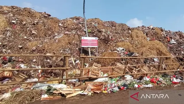 Gunungan sampah di Pasar Induk Kramat Jati.