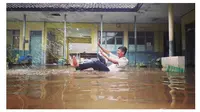 6 Kelakuan Kocak Anak Sekolah saat Musim Hujan Ini Bikin Ketawa Geli