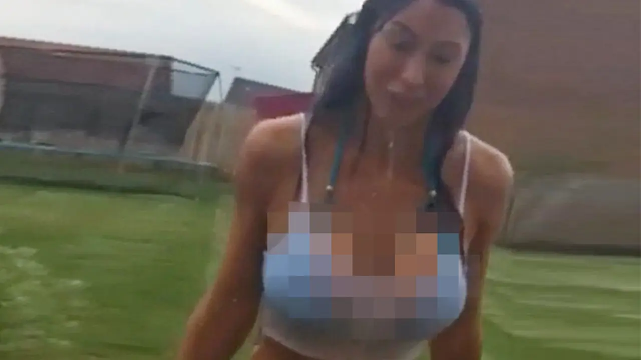 Istri Seksi Pennant Disiram Es 4