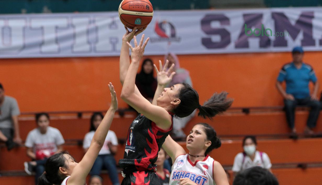 Pemain MP Samator Jakarta, Christie Rumambi mencoba memasukan bola saat diadang para pemain Sahabat Semarang pada laga Srikandi Cup 2018 di GOR Lokasari, Jakarta, Rabu (21/3/2018). Sahabat menang 51-46. (Bola.com/Nick Hanoatubun)
