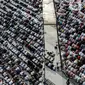 Ribuan umat Islam melaksanakan sholat Id 1 Syawal 1443 Hijriah hingga memenuhi Stadion Jakarta Internasional Stadium, Senin (2/5/2022). Pemerintah Indonesia menetapkan Hari Raya Idul Fitri 1443 Hijriah jatuh pada tanggal 2 Mei 2022. (Liputan6.com/Johan Tallo)