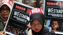 Komite Nasional Solidaritas Rohingya menggelar aksi di depan Kantor Duta Besar Myanmar, Jakarta, Rabu (5/12). Massa mengutuk kekerasan terhadap etnis Rohingya yang dilakukan oleh pemerintah Myanmar. (Liputan6.com/JohanTallo)