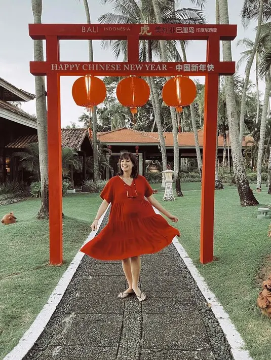 Berlibur ke Bali, OOTD Nadine Chandrawinata dalam balutan dress merah ini bisa dijadikan inspirasi. (Instagram/nadinelist).