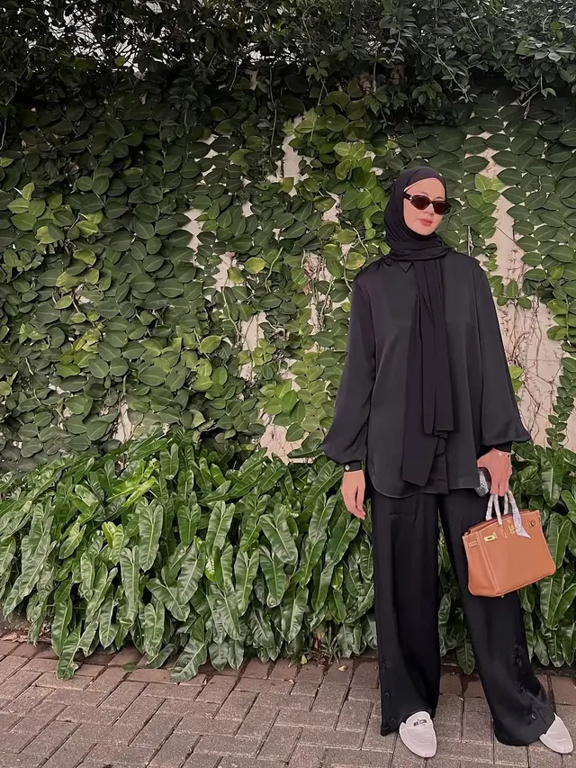 Sentuhan Sunglasses yang Bikin OOTD Berhijab Paula Perhoeven Makin Terlihat Slay