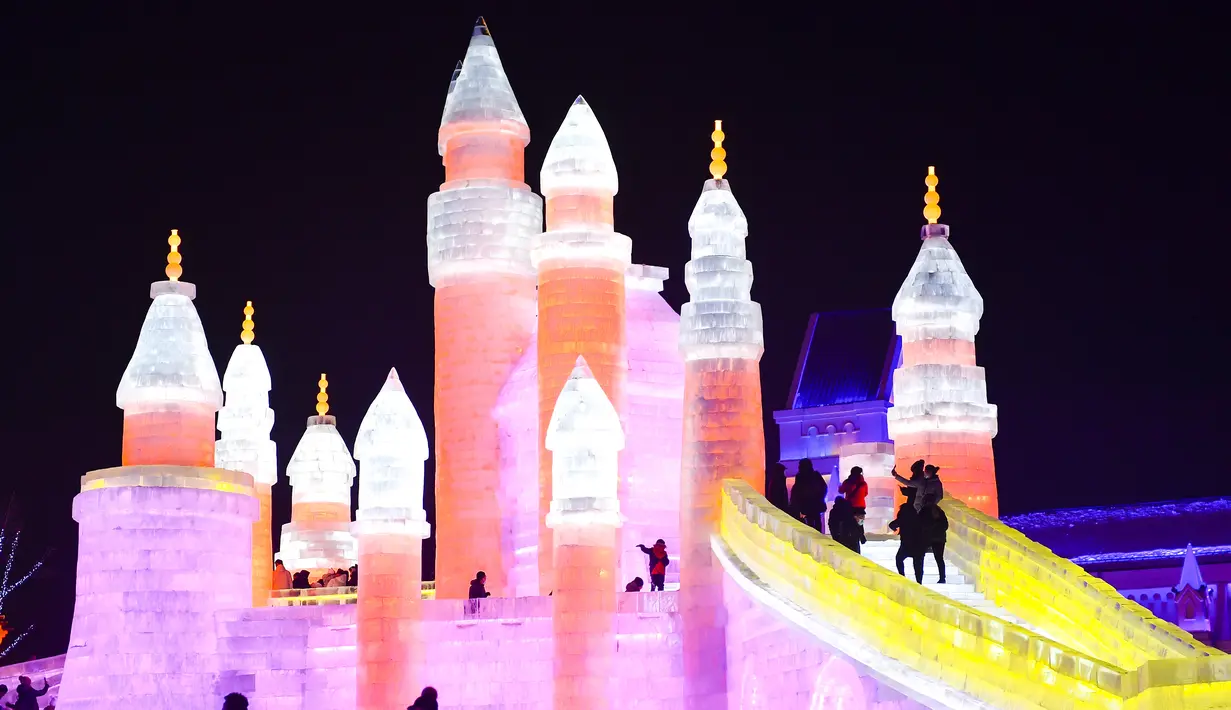 Para wisatawan mengunjungi taman hiburan es dan salju di Changchun, Provinsi Jilin, China timur laut (12/12/2020). Taman hiburan es dan salju yang memiliki 142 bangunan es dan patung salju itu secara resmi dibuka untuk umum pada Sabtu (12/12). (Xinhua/Xu Chang)