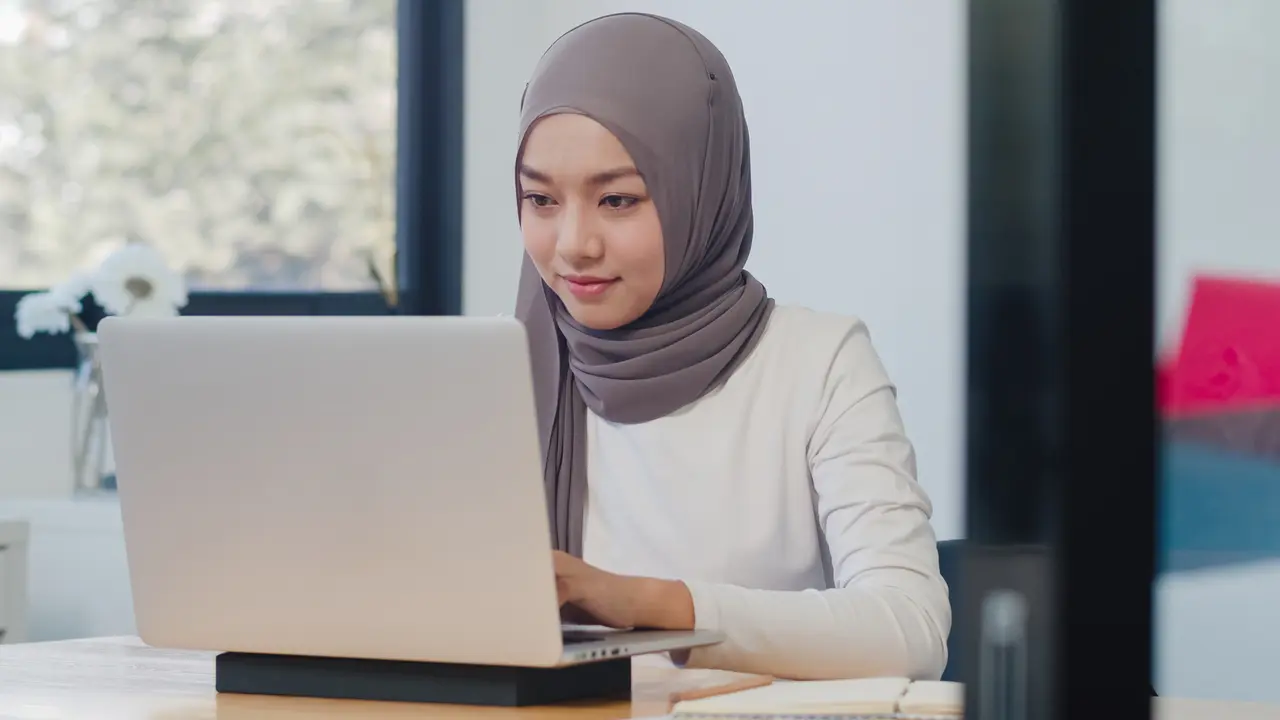 Ilustrasi mengerjakan soal ujian, daring