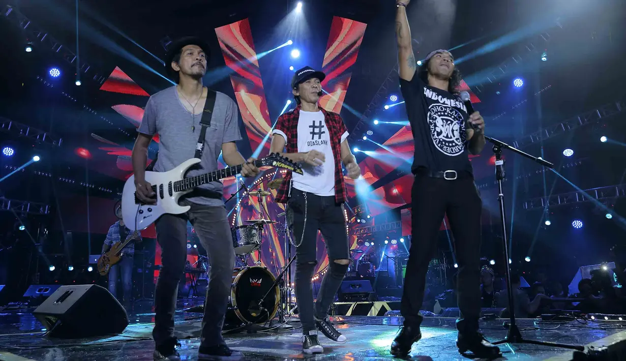 Slank saat tampil mengisi acara di Konser Kilau Raya, Plaza MNCTV, kawasan TMII, Jakarta Timur, Kamis (20/10) malam. Lagu Kamu Harus Pulang menjadi lagu penutup menandai acara telah selesai. (Deki Prayoga/Bintang.com)
