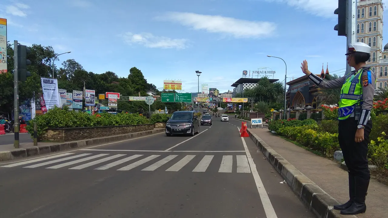 Situasi arus lalu lintas di Puncak, Bogor, jelang malam Natal (Liputan6.com/Achmad Sudarno)