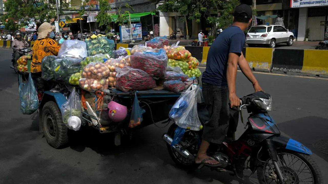 FOTO: Pasar Tutup karena Lockdown, Pedagang di Phnom Penh Jualan di Jalanan