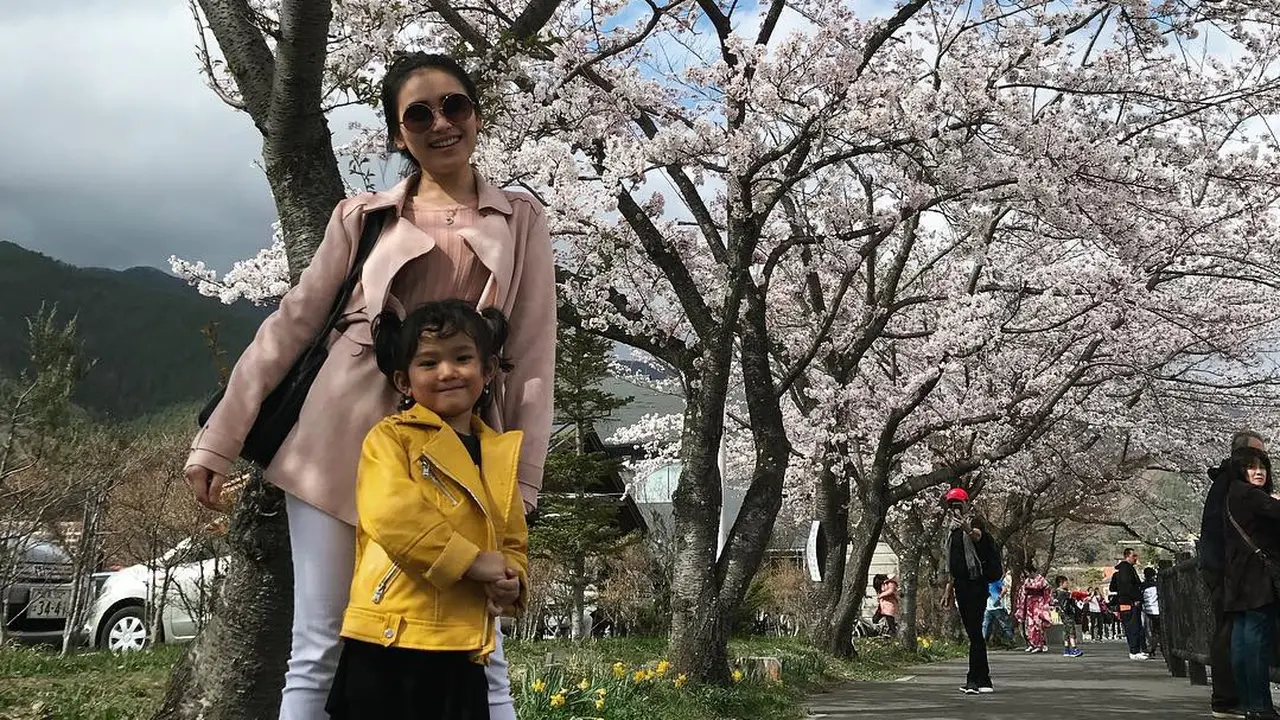 [Bintang] Seru, Ini 8 Foto Liburan Ayu Ting Ting di Jepang