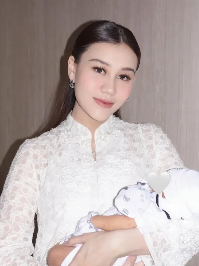 Tampilan Aaliyah Massaid Kenakan Dress Lace saat Aqiqah Putra Pertamanya. [@aaliyah.massaid]