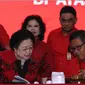 Ketua Umum DPP PDIP, Megawati Sukarnoputri (kiri depan) berbincang dengan Sekjen Hasto Kristiyanto usai memberi arahan jelang menyerahkan surat rekomendasi kepada pasangan Cagub dan Cawagub di Jakarta, Kamis (4/1). (Liputan6.com/Helmi Fithriansyah)