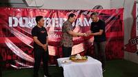 Doa bersama Deltras FC jelang Pegadaian Liga 2 2024/2025. (Wahyu Pratama/Bola.com)