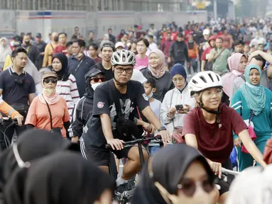 Warga memdatai kawasan Bundaran HI Jakarta saat acara Car Free Day atau Hari bebas kendaraan bermotor. (Bola.com/M Iqbal Ichsan)