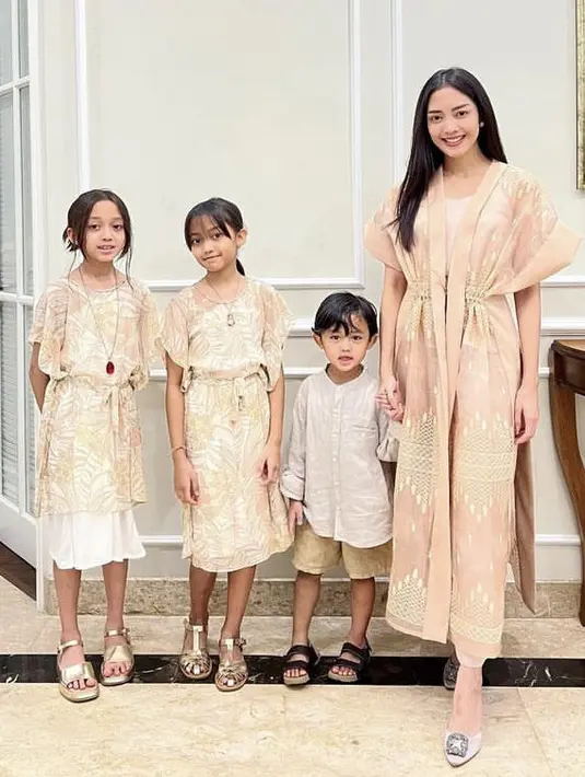 <p>Perempuan 36 tahun ini juga tampil dengan pakaian earttone serasi dengan ketiga buah hatinya. Ririn mengenakan model luaran panjang berbordir cocok untuk kegiatan formal.&nbsp;@ririndwiariyanti</p>