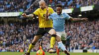 Gelandang Manchester City, Raheem Sterling, berebut bola dengan gelandang Aston Villa, Alan Hutton. Jalannya laga dikuasai ole City dengan penguasaan bola 70 persen. (Reuters/Jason Cairnduff)