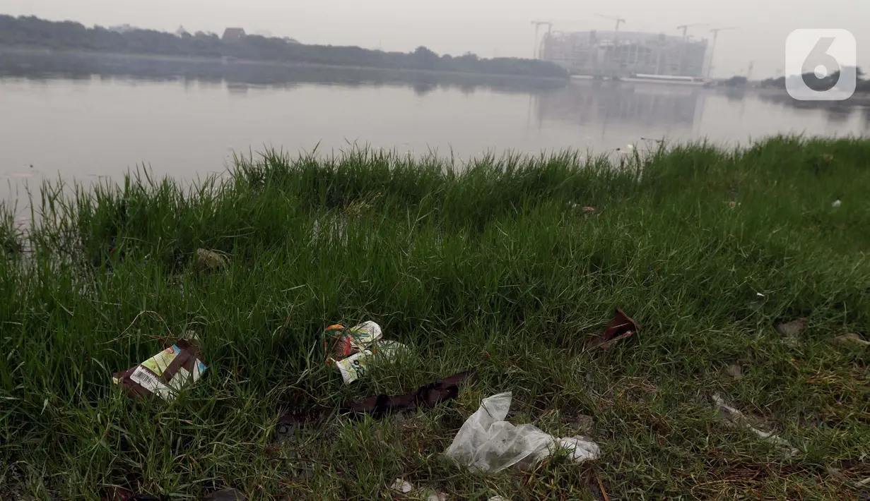 Ceceran sampah plastik terlihat di bibir Waduk Cincin, Jakarta, Sabtu (19/6/2021). Ceceran sampah plastik ini mengganggu kemyamanan warga yang ingin menikmati suasana Waduk Cincin . (Liputan6.com/Helmi Fithriansyah)