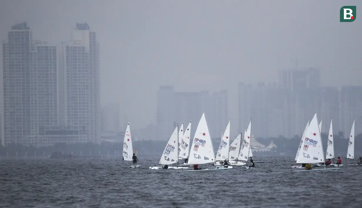 Para pelayar Asia menunggu start saat mengikuti Asian Sailing Championship di Laut Jakarta, Senin (25/6/2018). Turnamen ini merupakan uji kesiapan jelang Asian Games XVIII. (Bola.com/Vitalis Yogi Trisna)