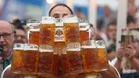 Oliver berhasil memecahkan rekor dunia membawa gelas berisi bir terbanyak di Bavaria, Jerman (MICHAEL DALDER/REUTERS)