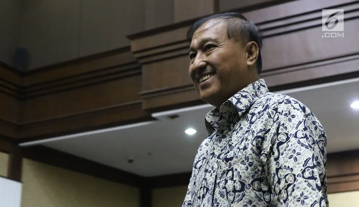 Tersangka kasus dugaan korupsi e-KTP, Markus Nari saat jeda sidang lanjutan dugaan korupsi E-KTP  dengan terdakwa Irvanto H Pambudi dan Made Oka Masagung di Pengadilan Tipikor, Jakarta, Selasa (25/9). (Liputan6.com/Helmi Fithriansyah)