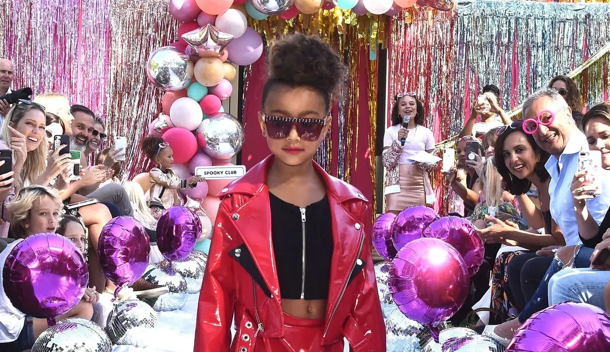 Dilansir dari US Weekly, North melakukan debutnya di catwalk pada 22 September lalu di acara L.O.L Surprise fashion Show. (Popsugar)