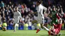 Gareth Bale (kiri) melewati hadangan kiper Leganes, Serantes pada lanjutan La Liga Spanyol 2016-2017 di Santiago Bernabeu stadium, Madrid, (6/11/2016). (AFP/Javier Soriano)
