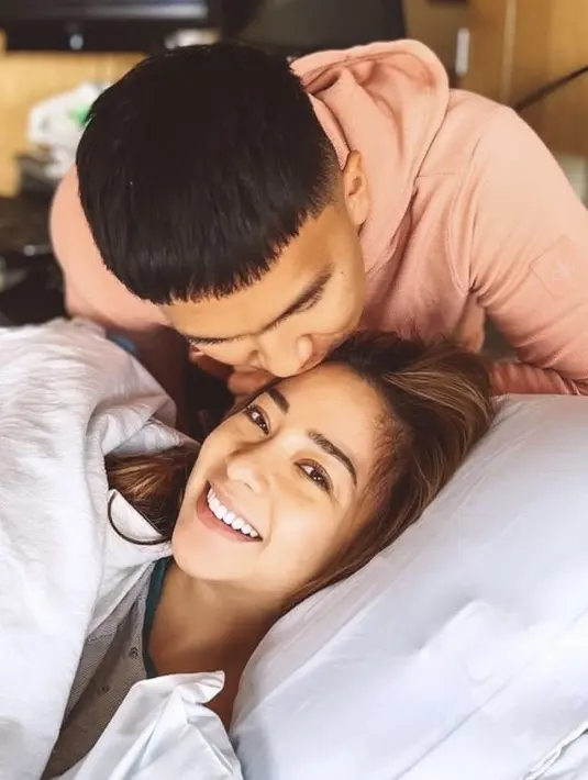 Tanpa riasan sama sekali, wajah Nikita terlihat glowing tersenyum ceria menanti kelahiran sang anak.@nikitawillyofficial94
