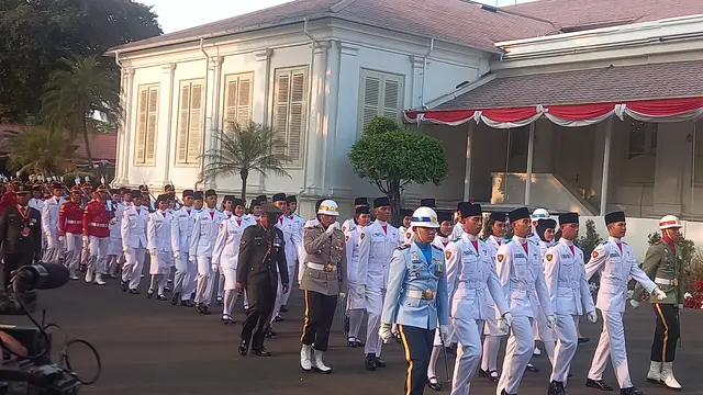 Tim Indonesia Jaya Bertugas Menurunkan Bendera Merah Putih pada Upacara HUT ke-78 RI di Istana Merdeka