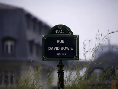Papan nama jalan penyanyi David Bowie digambarkan setelah diresmikan dalam sebuah upacara di Paris, Senin (8/1/2024). (AP Photo/Christophe Ena)