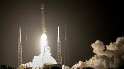 Roket SpaceX Falcon 9 yang membawa muatan dua penjelajah bulan dari Jepang dan Uni Emirat Arab diluncurkan dari Launch Complex 40 di Stasiun Angkatan Luar Angkasa Cape Canaveral, Cape Canaveral, Florida, Amerika Serikat, 11 Desember 2022. Hakuto-R dijadwalkan mendarat di Bulan sebelum April 2023. (AP Photo/John Raoux)